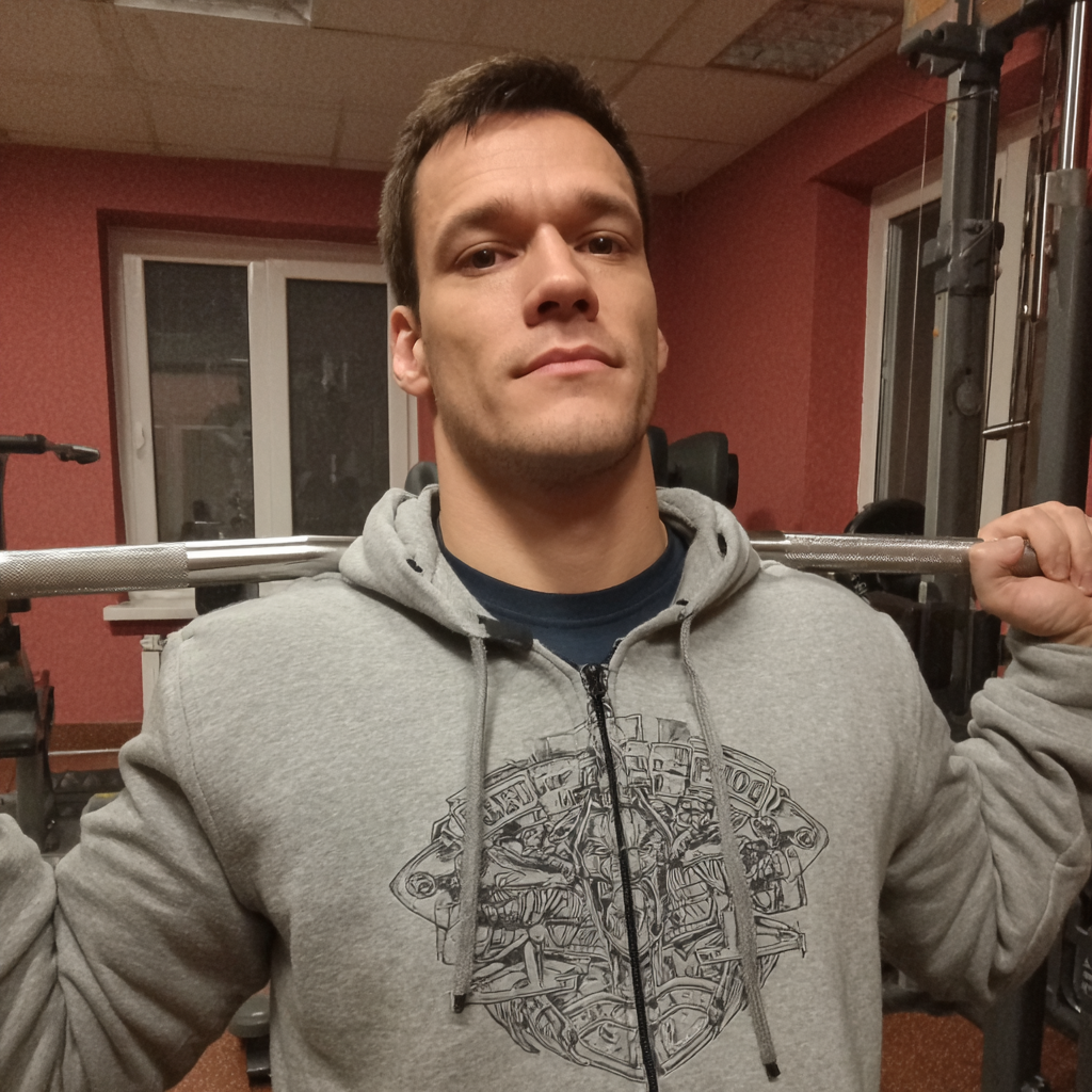 Bărbat în vârstă de 55 de ani efectuând exerciții de forță cu gantere în sală de fitness, zâmbind cu încredere